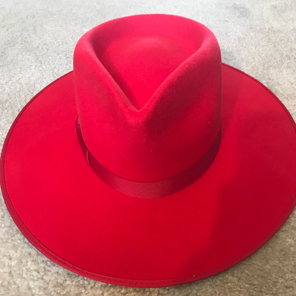 Lack of color red hat